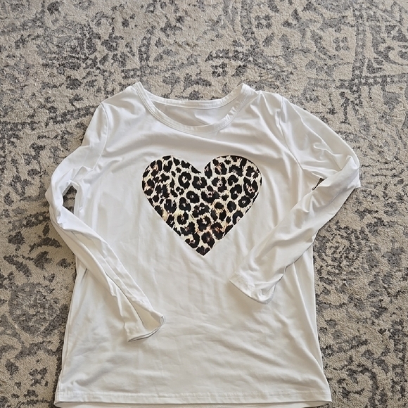 NWOT  Long Sleeve T w/Leopard Heart - Picture 1 of 3